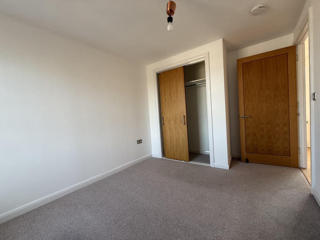 Lot: 27 - ONE-BEDROOM APARTMENT IN CITY CENTRE - Bedroom area